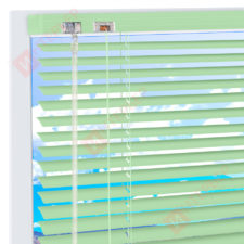Горизонтальные алюминиевые жалюзи на пластиковые окна - цвет бело-зеленый